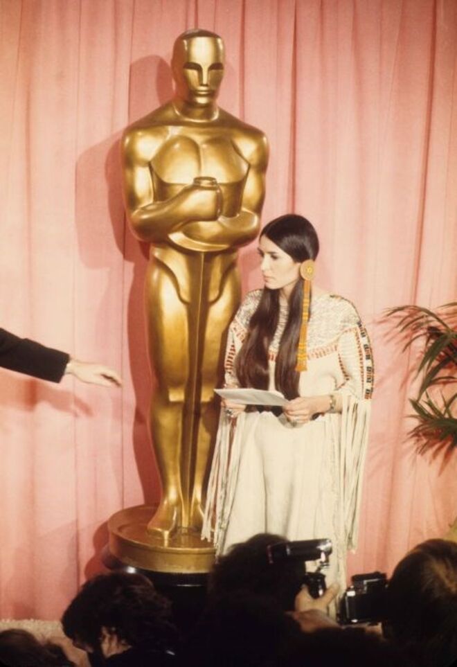 1973 | Marlon Brando ganhou o prémio de Melhor Ator pelo seu trabalho em "O Padrinho". Ele pediu a Sacheen Littlefeather que recebesse o Óscar em forma de protesto contra o tratamento dado aos índios americanos pela indústria cinematográfica.