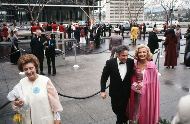 1975 | John Cassavetes com a esposa Gena Rowlands, ambos nomeados nesse ano, à entrada da mítica passadeira vermelha