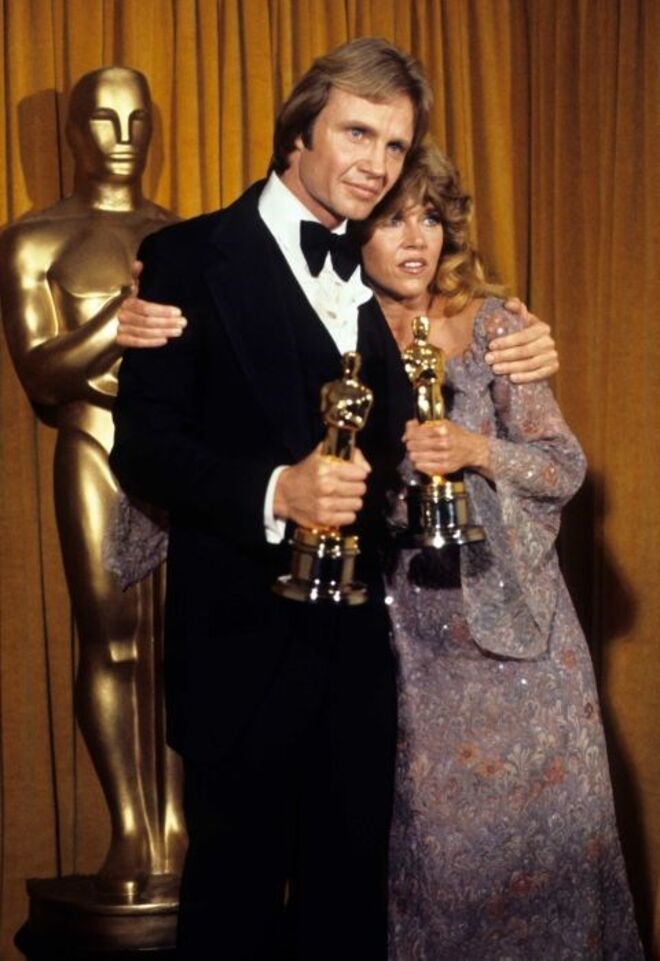 1979 | Jon Voight e Jane Fonda com os Óscares de melhor atriz e ator com o filme "Coming Home"