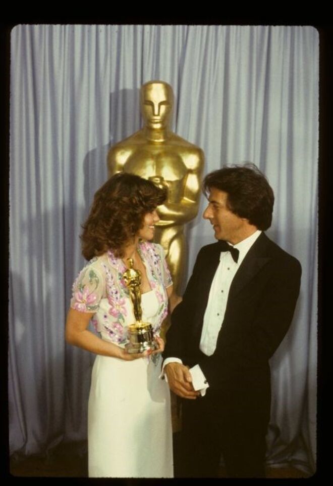 1980 | Sally Field e Dustin Hoffman fazem uma pausa depois de terem aceite os prémios de melhor representação.