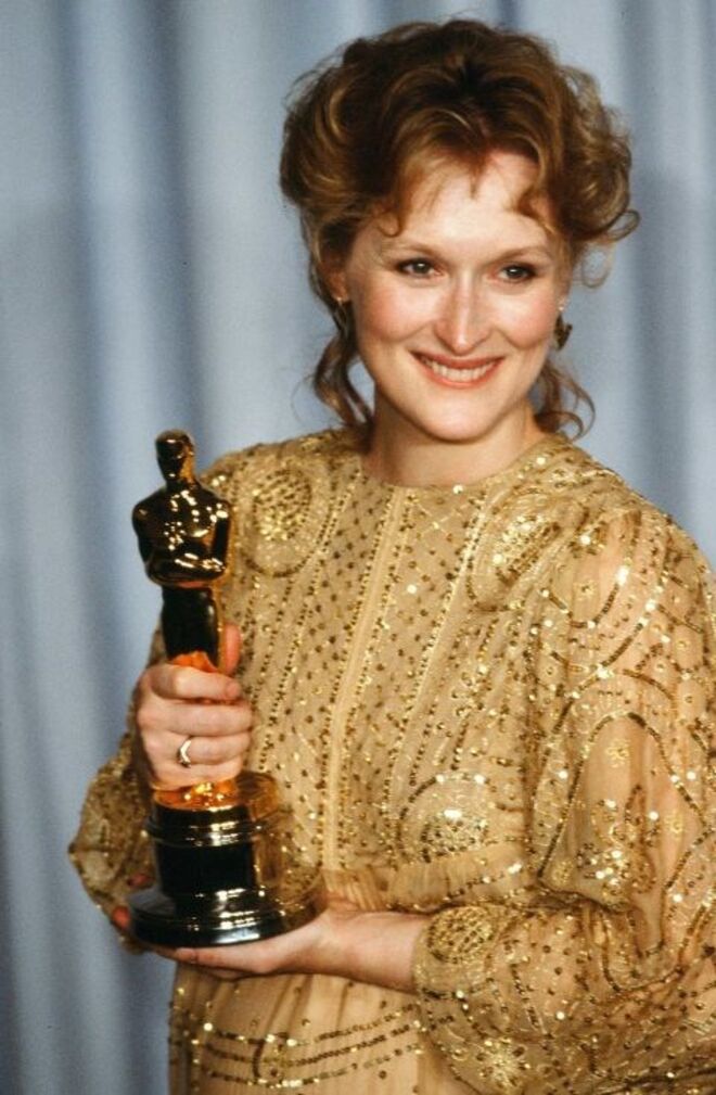 1983 | Meryl Streep ganha o primeiro Óscar para melhor atriz. A curiosidade é que estava grávida de seis meses, uma circunstância ocultada pelo seu vestido de Christian Leigh, feito de ouro.