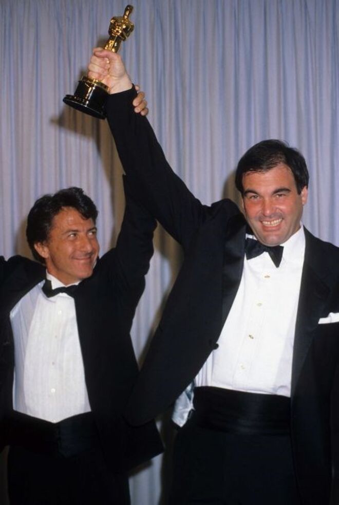 1987 | O apresentador Dustin Hoffman com o vencedor, Oliver Stone.