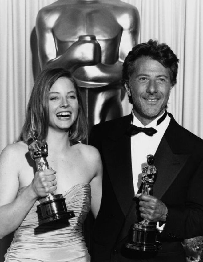 1989 | Jodie Foster, vencedora do prémio de Melhor Atriz com o filme "The Accused" ao lado de Dustin Hoffman, vencedor do prémio de Melhor Ator com o filme "Rain Man".