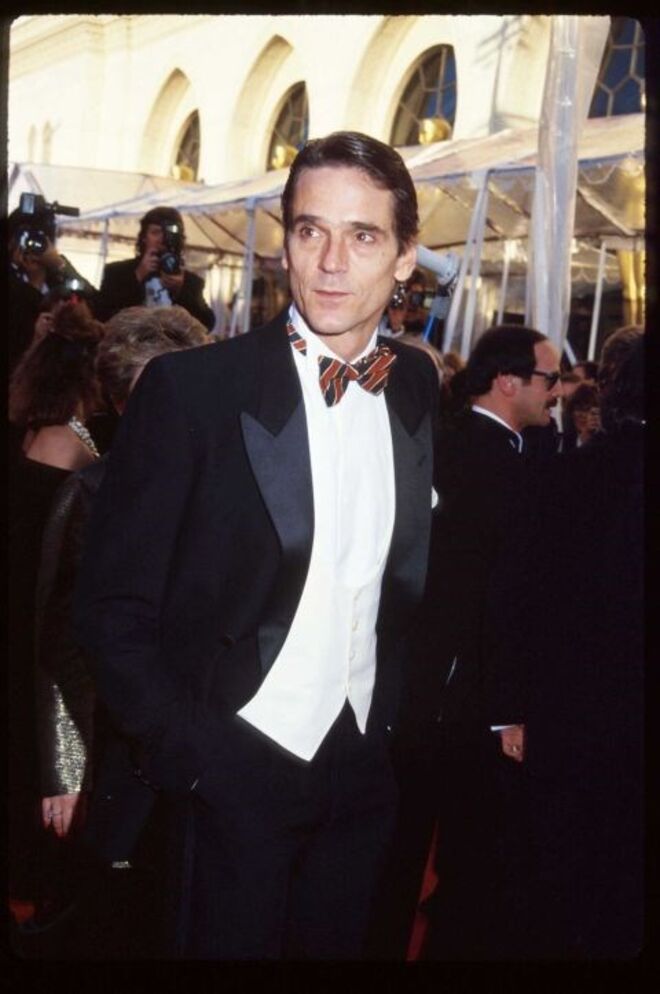 1991 | Jeremy Irons chegou sozinho, mas foi para casa com o prémio de Melhor Ator pelo seu papel no filme "Reversal of Fortune".