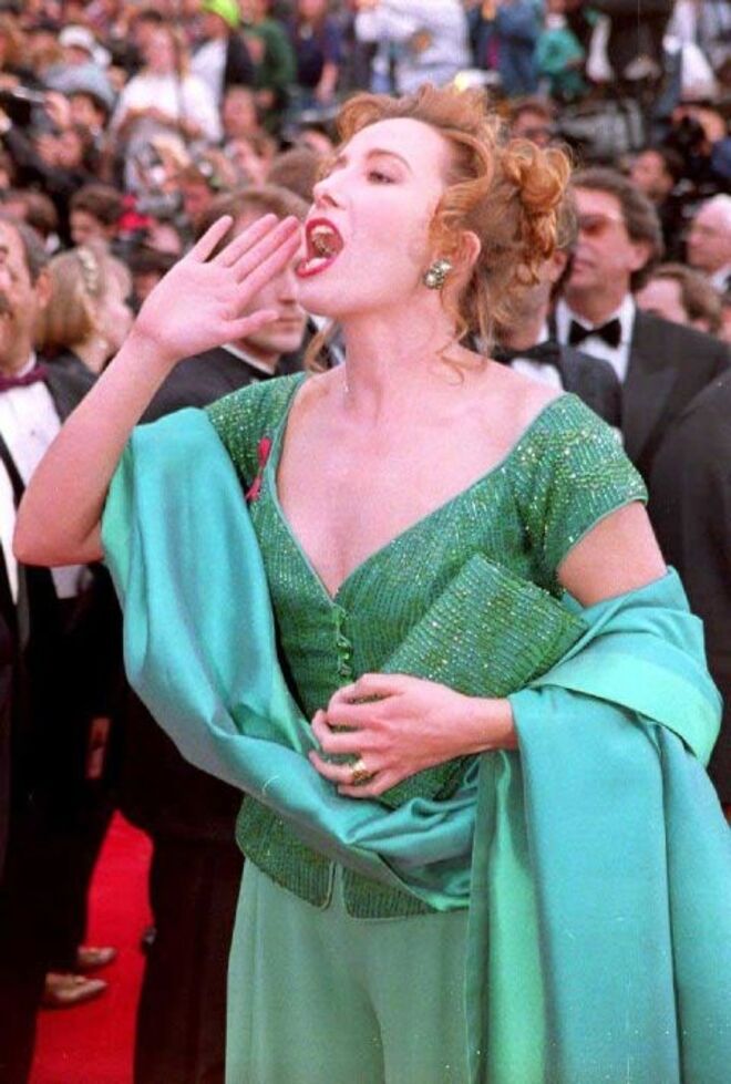 1993 | Emma Thompson a falar com os fãs na passadeira vermelha.