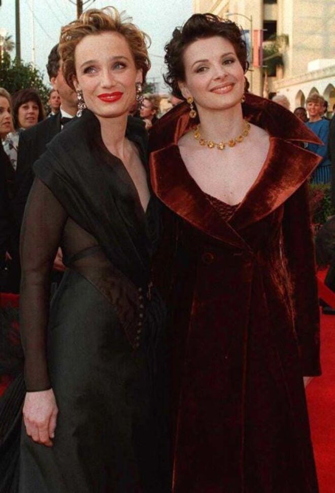 1997 | Kristin Scott Thomas, nomeada para Melhor Atriz, e Juliette Binoche, vencedora do prémio de Melhor Atriz secundária, à chegada da Cerimónia.