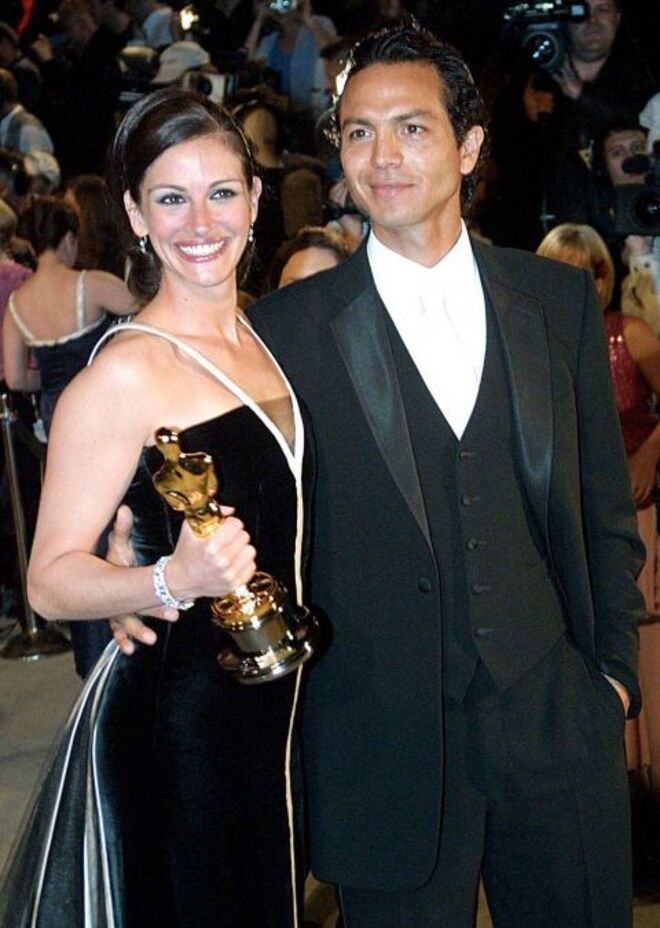 2001 | Julia Roberts, com o então namorado Benjamin Bratt, depois de receber o prémio de Melhor Atriz pelo filme "Erin Brockovich".