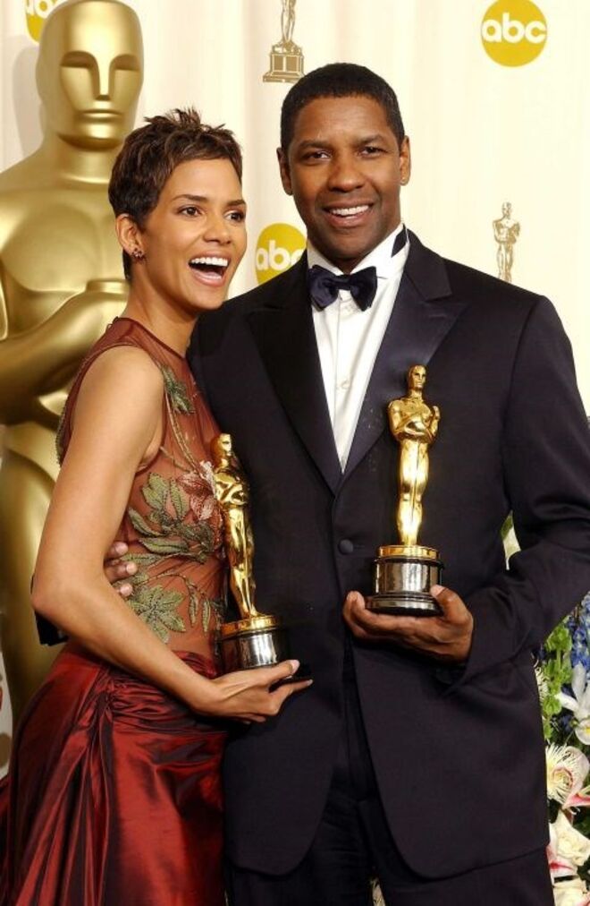 2002 | Halle Berry com o Óscar de Melhor Atriz pelo seu desempenho no filme "Monster's Ball" com  Denzel Washington, vencedor do prémio de Melhor Ator com o filme "Training Day".