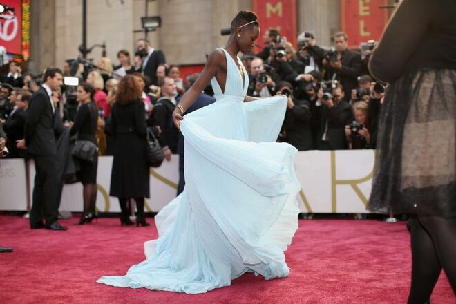 2014 | Melhor Atriz Secundária, Lupita Nyong'o  com o filme "12 Anos Escravo" ficou na memória de todos devido ao seu vestido azul esvoançante.