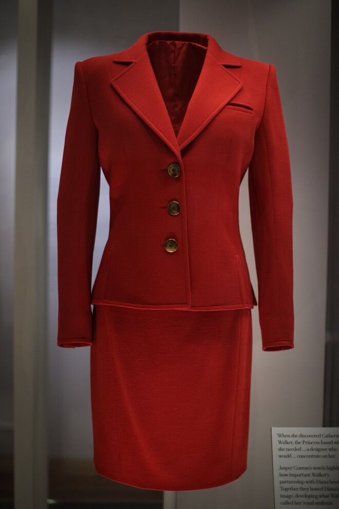 Fato desenhado por Catherine Walker em 1996 e usado por Diana no almoço solidário HIV Aids London Lighthouse 