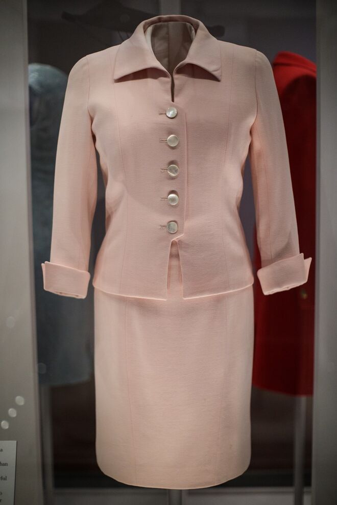 Design de Catherine Walker e usado por Diana em 1997 num evento no Savoy Hotel em Londres