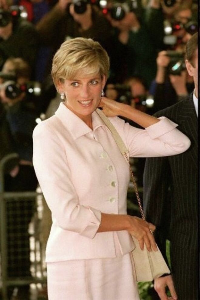 Design de Catherine Walker e usado por Diana em 1997 num evento no Savoy Hotel em Londres