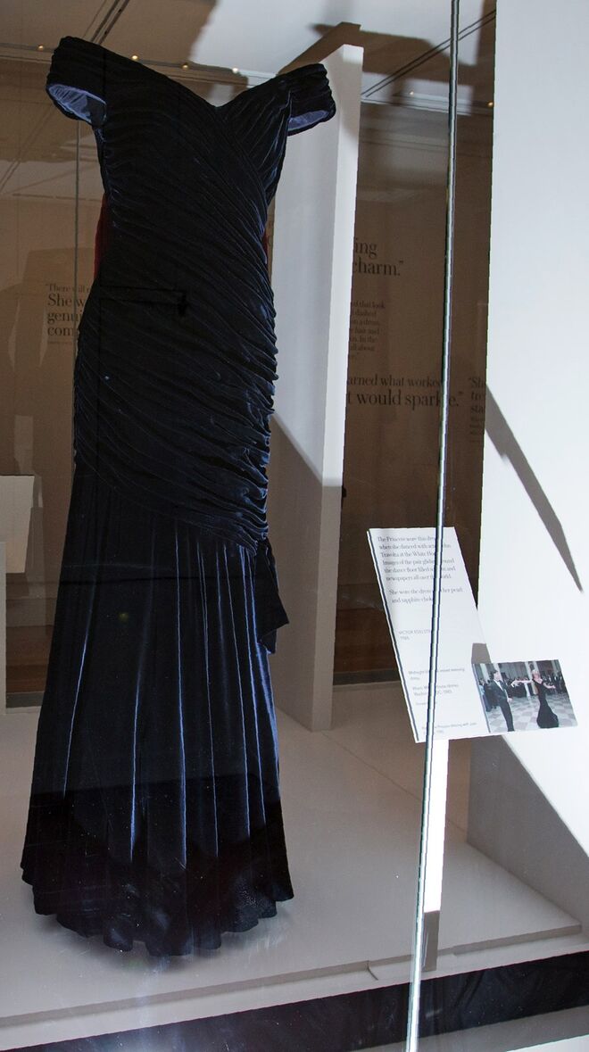 O vestido 'Travolta', desenhado por Victor Edelstein e usado por Diana num jantar de estado oferecido pelo Presidente norte-americano da altura, Ronald Reagan