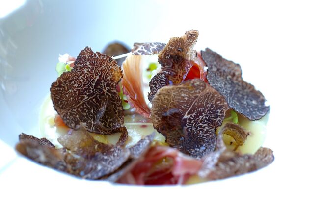 Obrigatório: Creme parmentier, despejado sobre rosáceas de presunto e trufa negra (€26) no Eleven