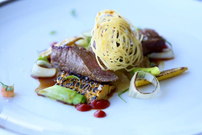 Vazia de novilho black angus, alho francês, milho e molho barbecue no Eleven