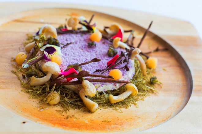 Chambão de Borrego Prensado com cogumelos salteados, topinambur, musgo de brócolos, molejas caramelizadas e glace de chanfana (€24) no Villa Tamariz Utopia