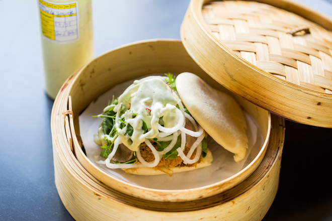 Street Food: Bao, Porco Confitado, Esparguete de Rábano e Molho de Iogurte (€8) no Bastardo