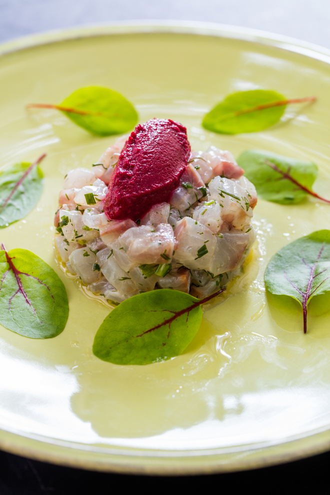 Tártaro de Robalo com Pesto de Beterraba e Noz (€11,50) no Less by Miguel Castro e Silva