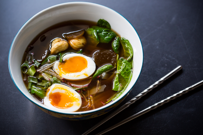 Obrigatório: O Nosso Ramen: Pato ou Tofu, ovo BT, Udon e Pickles Japoneses (€13) no Bastardo