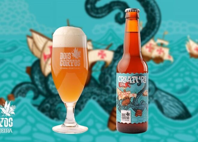 Beber uma cerveja na fábrica Dois Corvos