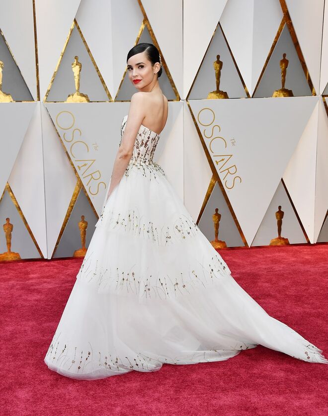 Sofia Carson em Monique Lhuillier