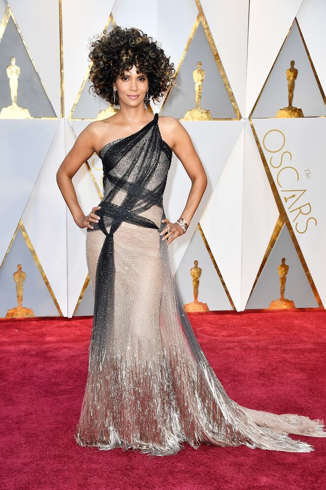 Halle Berry em Atelier Versace
