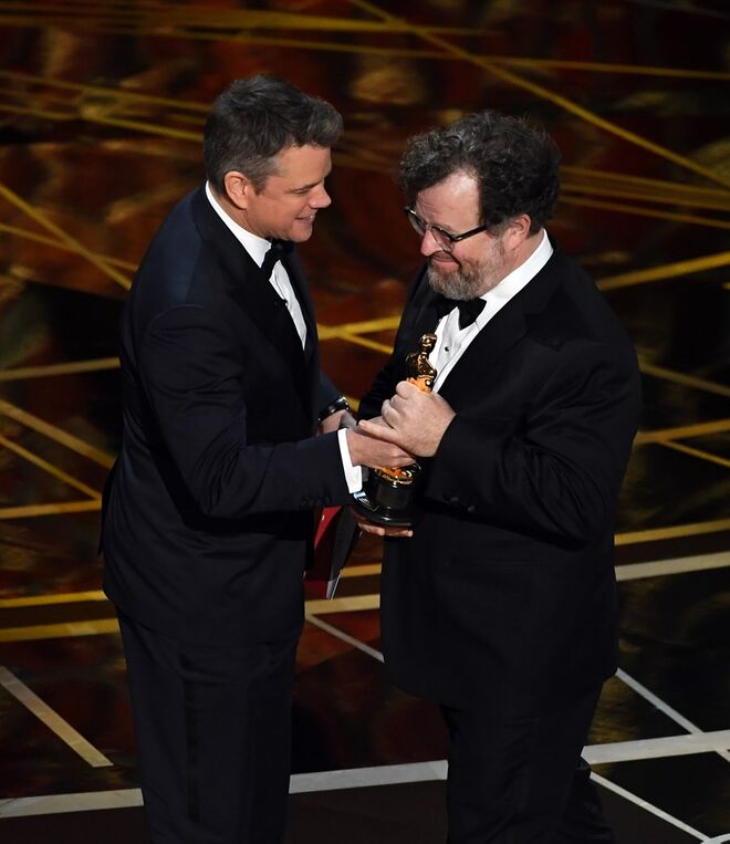 Melhor Argumento Original: "Manchester by the Sea" | Matt Damon ao entregar o Óscar ao argumentista Kenneth Lonergan