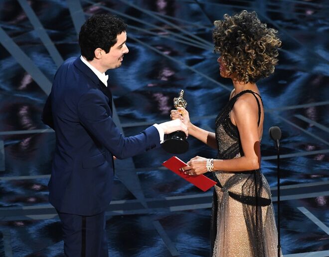  Melhor Realizador: Damien Chazelle ("La La Land") | Halle Berry a entregar o Óscar de Melhor Realizador (Damien Chazelle tornou-se no mais jovem realizador a receber um Óscar)