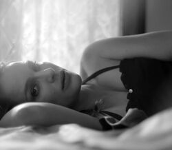 Natalie Portman em videoclip de James Blake