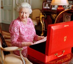 Rainha Isabel II abre vaga de emprego