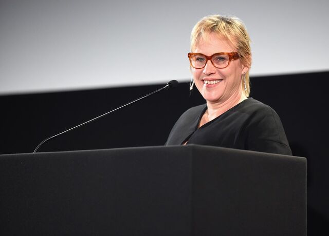 Patricia Arquette | Quando recebeu o Óscar de Melhor Atriz Secundária em 2015 pela prestação no filme Momentos de Uma Vida (Boyhood), Patricia Arquette dirigiu o seu discurso a esta realidade. “É a nossa vez de equilibrar os salários de uma vez por todas e garantir que os homens e as mulheres têm os mesmos direitos nos Estados Unidos da América.” Um ano depois, no Dia da Igualdade Salarial, disse: “As mulheres têm lutado pelos seus direitos por 227 anos, e chegamos agora a um ponto de rutura.” Em média, a diferença salarial entre homens e mulheres custa às mulheres quase meio milhão de dólares ao longo da sua vida.” Em média a diferença salarial entre homens e mulheres, custa às mulheres quase meio milhão de dólares ao longo da sua vida”. 