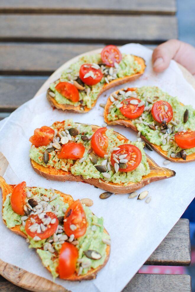1. Torrada de batata-doce com abacate e tomate cereja