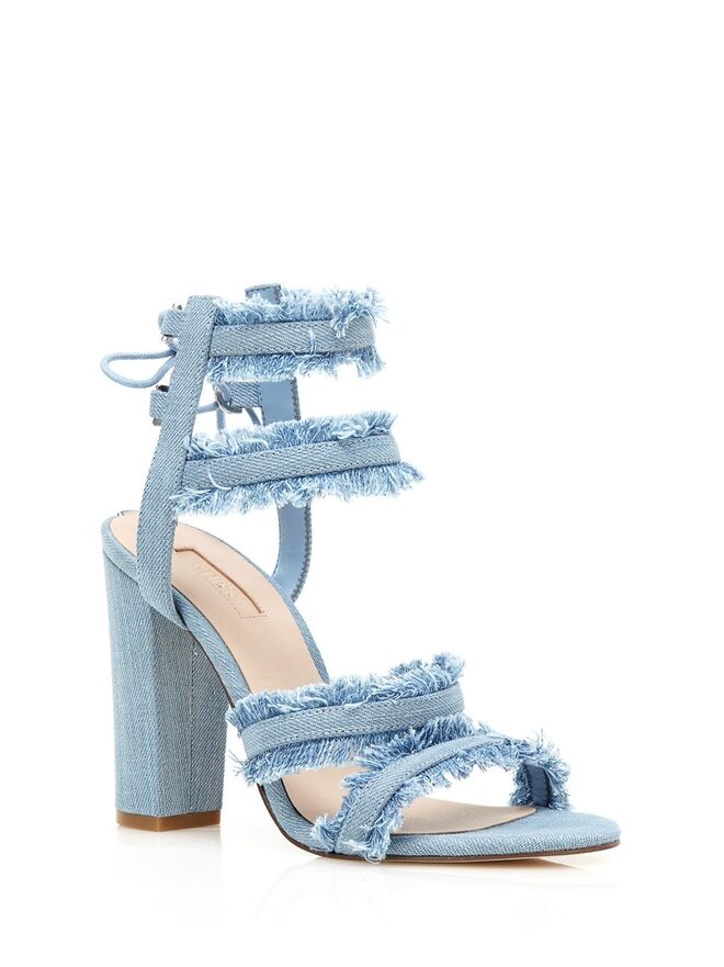Sandálias em ganga, €125, Guess 
