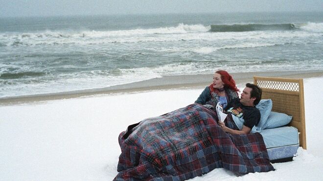 O Despertar da Mente, de Michel Gondry | Aqui estamos a falar de um tipo de ghosting específico, já que implica uma tecnologia que (ainda) não existe. Joel (Jim Carrey) descobre que a sua namorada (Kate Winslet) o apagou da memória e decide fazer o mesmo.