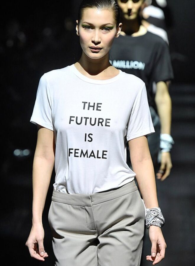 ‘The Future is Female’: T-shirt usada por Bella Hadid nos desfiles de Prabal Gurung e Oscar de La Renta em Nova Iorque
