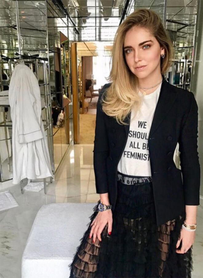 A t-shirt feminista da Dior: ‘We Should All Be Feminists’ no desfile de Alta Costura de Paris. Chiara Ferragni, Rihanna e Natalie Portman foram algumas das celebridades que aderiram. 