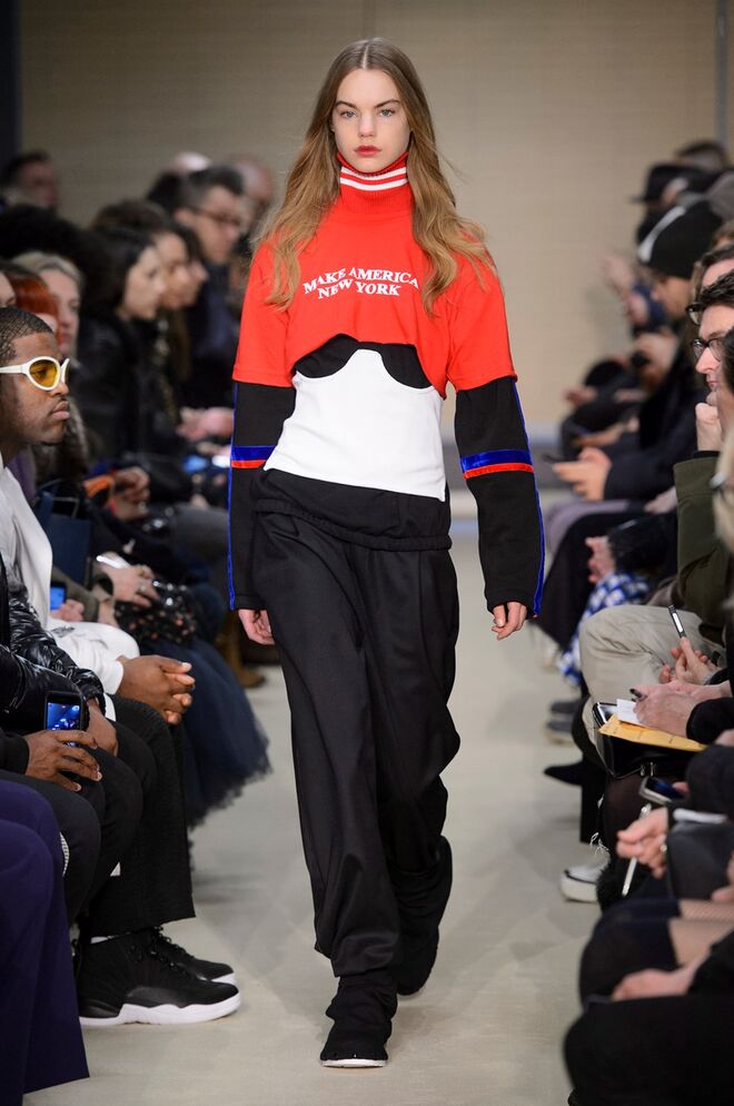 Desfile de Public School, na semana de moda de Nova Iorque: o slogan ‘Make America New York’, fazendo referência ao usado por Donald Trump durante a campanha eleitoral ‘Make America great again’. Uma tentativa de passar a mensagem de tolerância e diversidade.