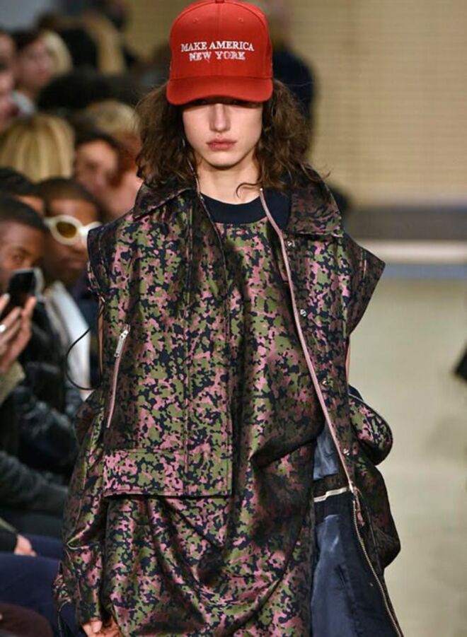 Desfile de Public School, na semana de moda de Nova Iorque: bonés com o slogan ‘Make America New York’, fazendo referência ao usado por Donald Trump durante a campanha eleitoral ‘Make America great again’. Uma tentativa de passar a mensagem de tolerância e diversidade.