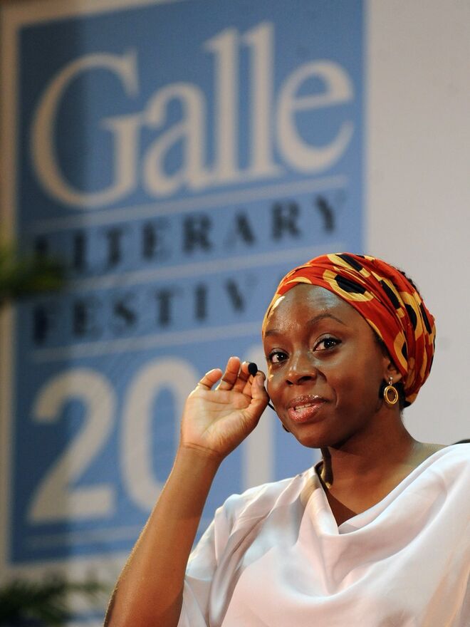 Chimamanda Ngozi Adichie: A escritora nigeriana que põe em palavras o que pensamos (e que foi citada por Beyoncé num dos seus temas).