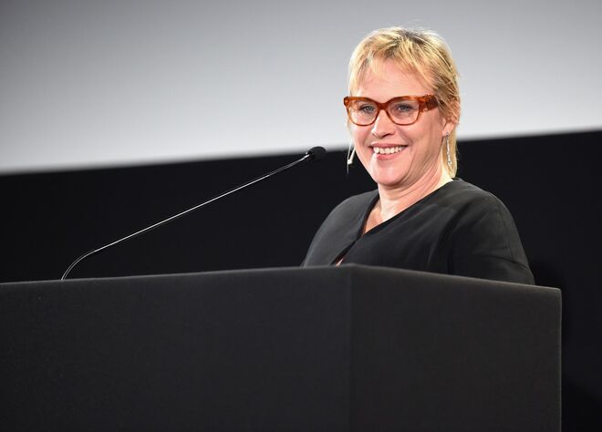 Patricia Arquette | Quando recebeu o Óscar de Melhor Atriz Secundária em 2015 pela prestação no filme Momentos de Uma Vida (Boyhood), Patricia Arquette dirigiu o seu discurso a esta realidade. “É a nossa vez de equilibrar os salários de uma vez por todas e garantir que os homens e as mulheres têm os mesmos direitos nos Estados Unidos da América.” Um ano depois, no Dia da Igualdade Salarial, disse: “As mulheres têm lutado pelos seus direitos por 227 anos, e chegamos agora a um ponto de rutura.” Em média, a diferença salarial entre homens e mulheres custa às mulheres quase meio milhão de dólares ao longo da sua vida.” Em média a diferença salarial entre homens e mulheres, custa às mulheres quase meio milhão de dólares ao longo da sua vida”. 