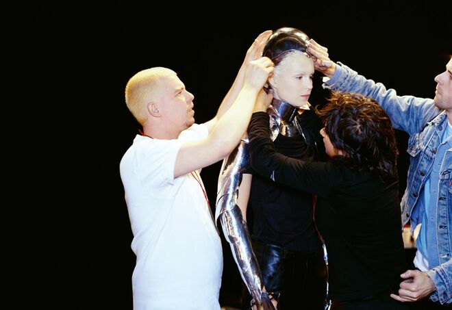 Alexander McQueen Unseen. McQueen a arranjar uma peça de cabeça. (Foto: Robert Fairer)
