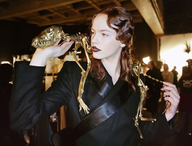 Alexander McQueen Unseen. Modelo com um dinossauro dourado. (Foto: Robert Fairer)