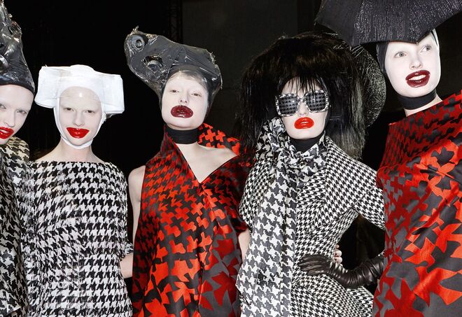 Alexander McQueen Unseen. Um grupo de modelos nos bastidores. (Foto: Robert Fairer)