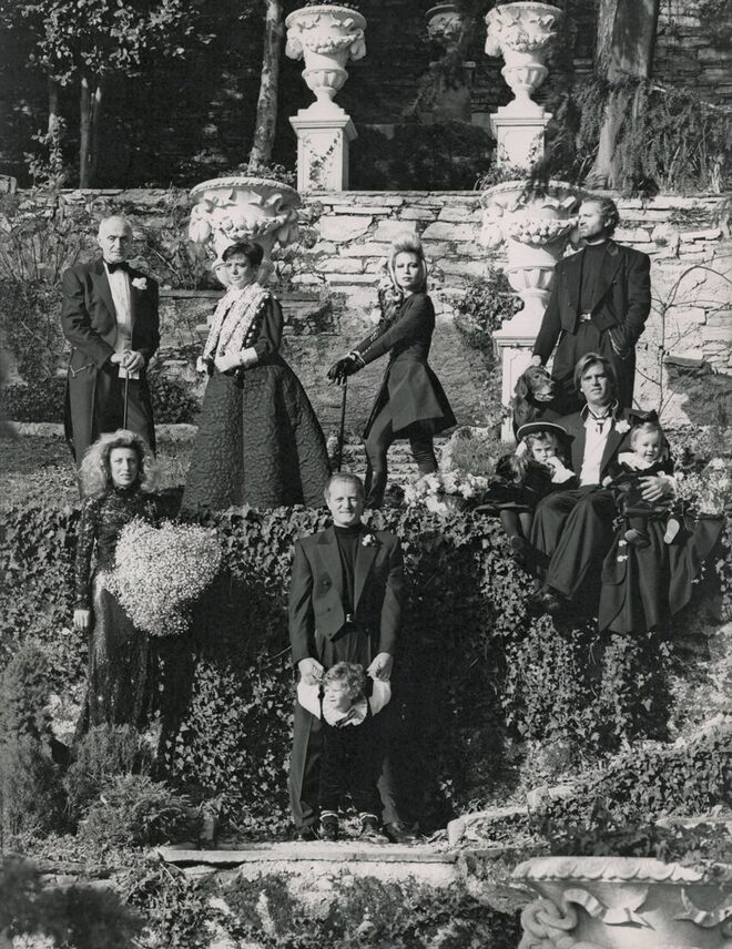 Versace. A familia Versace fotografada na Villa Fontanelle, Moltrasio, Lago de Como no final dos anos 80. (Foto. Archivio Alfa Castaldi)