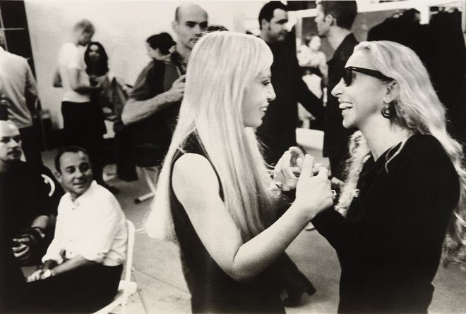 Versace. Donatella Versace e Franca Sozzani nos bastidores do desfile prêt-a-porter primavera/verão 1998. (Foto: Sante D'Orazio)