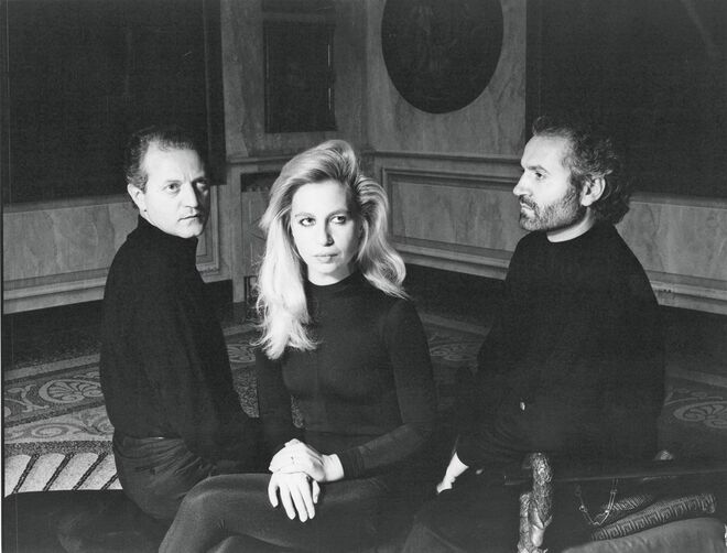 Versace. Santo, Donatella e Gianni Versace  (Foto: Villa Fontanelle, Moltrasio, Lago de Como 1987. Alfa Castaldi)