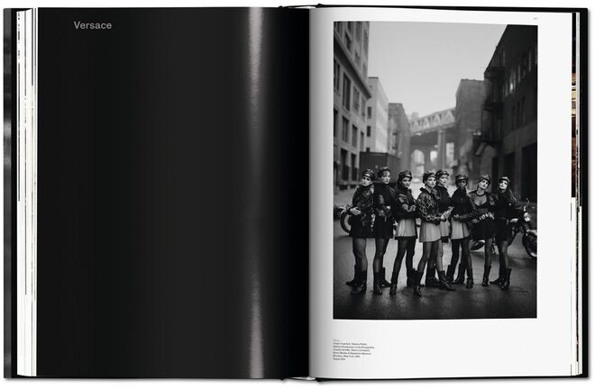 Peter Lindbergh. A Different Vision on Fashion Photography. As modelos Cindy Crawford, Tatjana Patitz, Helena Christensen, Linda Evangelista, Claudia Schiffer, Naomi Campbell, Karen Mulder e Stephanie Seymour, em 1991