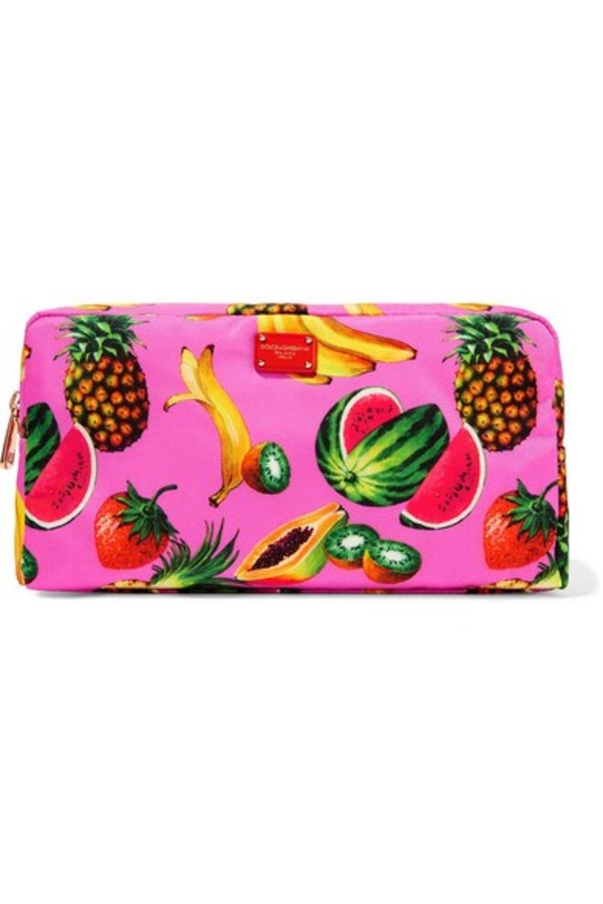 Bolsa de maquilhagem estampado tutti-frutti, €275, Dolce&Gabbana em www.net-a-porter.com 