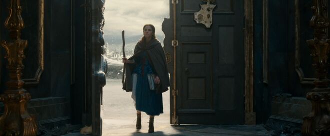 Bela (Emma Watson) a entrar no castelo do Monstro em A Bela e o Monstro