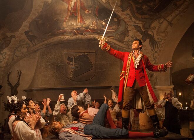 Luke Evans como Gaston numa das cenas musicais do filme
